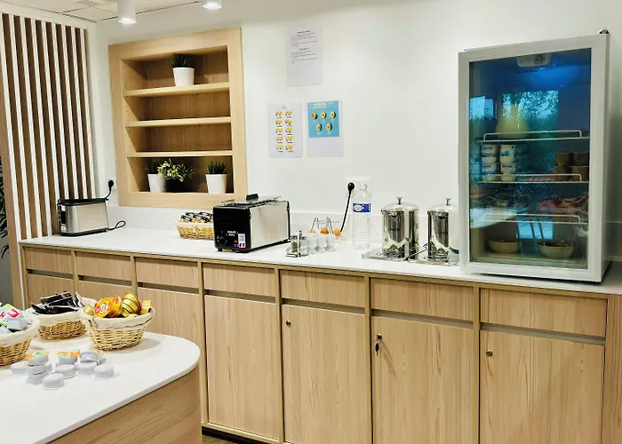 Centre מלון דירות 3*